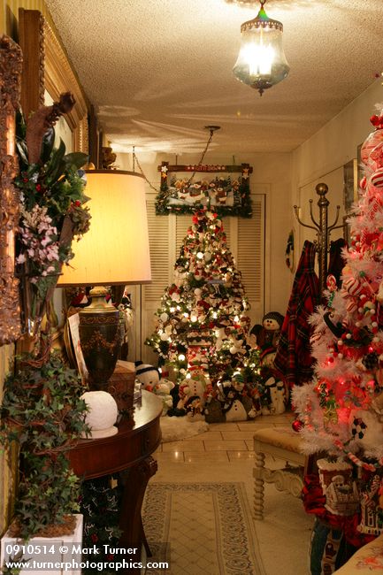 0910514 Snowman Christmas tree in entrance hall. Mary Etta Foster, Ferndale, WA. © Mark Turner