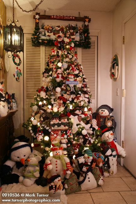 0910536 Snowman Christmas tree in entrance hall. Mary Etta Foster, Ferndale, WA. © Mark Turner