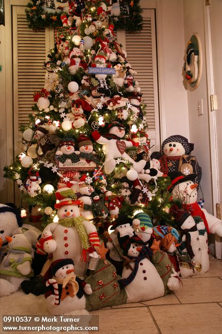 0910537 Snowman Christmas tree in entrance hall. Mary Etta Foster, Ferndale, WA. © Mark Turner