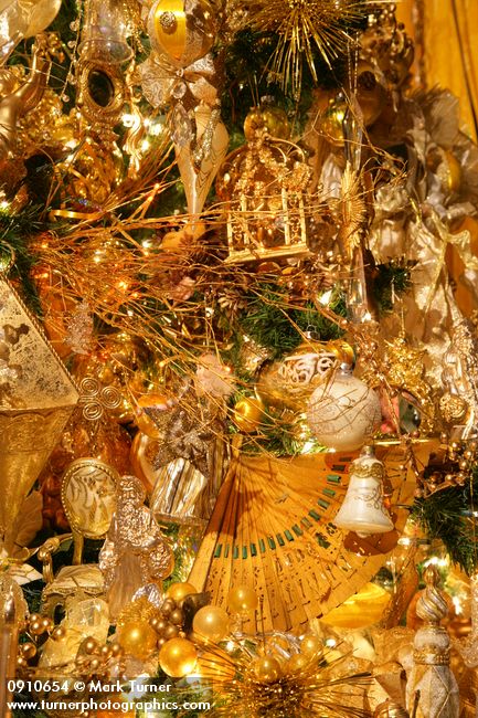 0910654 Japanese fan & other ornaments on Gold Christmas tree. Mary Etta Foster, Ferndale, WA. © Mark Turner