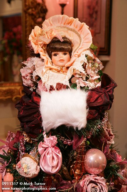 0911317 Pink Doll Christmas tree detail. Mary Etta Foster, Ferndale, WA. &copy; Mark Turner