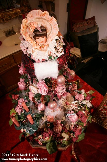 0911319 Pink Doll tabletop Christmas tree. Mary Etta Foster, Ferndale, WA. &copy; Mark Turner